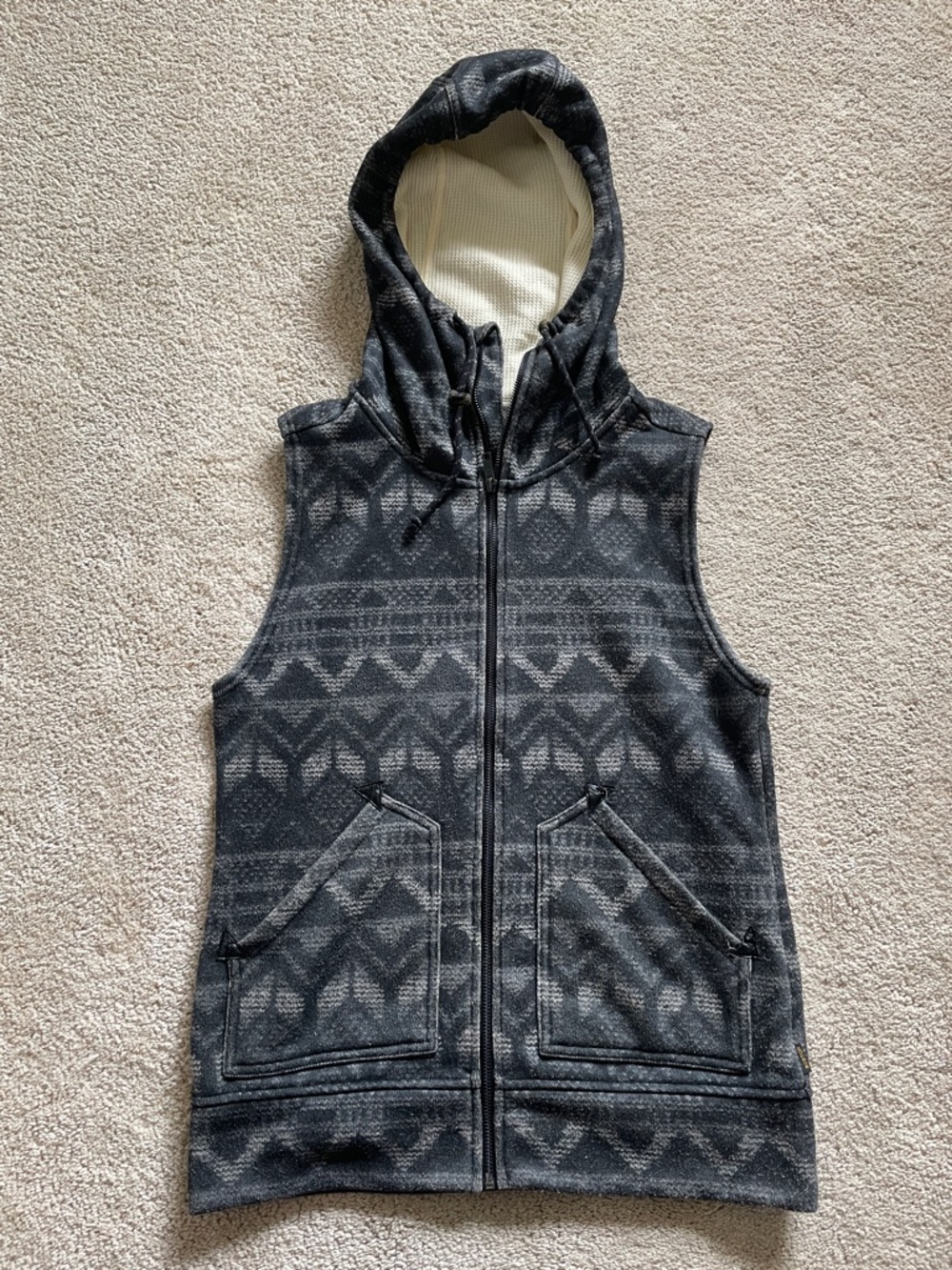 Sleeveless Hooded Zip Vest in Charcoal Geometric Print